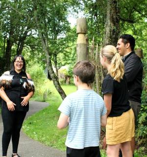 skupina lidí stojících na cestě