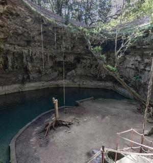 jeskyně s vodní hladinou ve skalní stěně