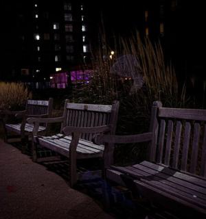 晚上,人行道上摆放着三张木凳