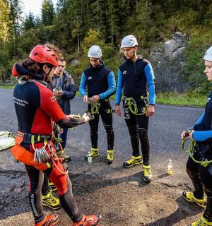 grupp inimesi, kes seisavad tee ääres