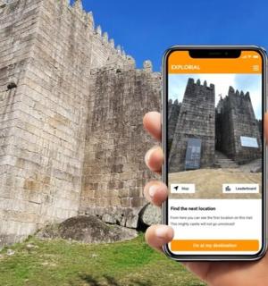 城堡前拿着手机的人