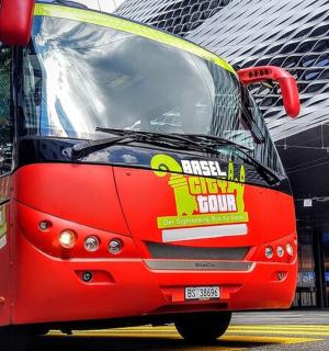 一辆红色巴士停在一栋建筑物前