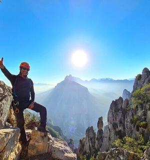 站在山边的男人