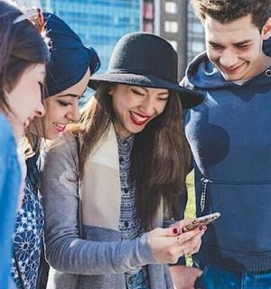 一群人正在看手机