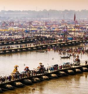 河桥上的一大群人