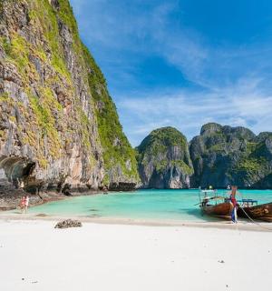 un vaixell assegut a la platja vora l'oceà