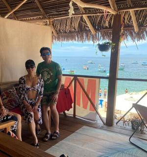 grupp inimesi poseerib rannas pildi jaoks