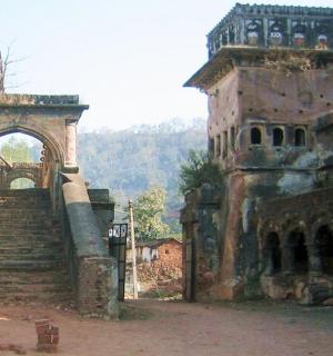 一座有楼梯和拱门的老建筑