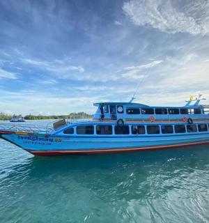 一艘蓝色的小船停在水中