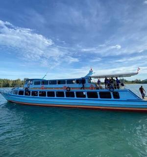 水中载有人的船