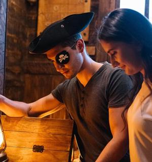 muž a žena se dívají na láhev piva