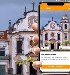 一个人在建筑物前举着手机