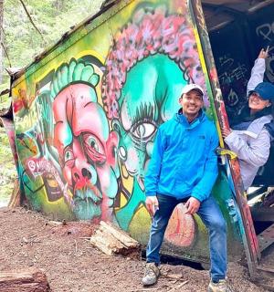 火车上，一男一女拿着滑雪板