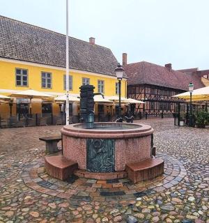 庭院中央的喷泉，周围有建筑物