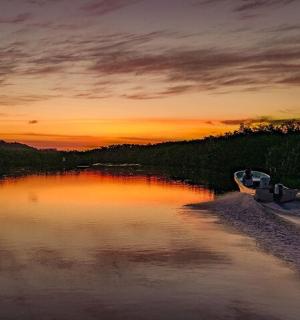 日落时分湖岸上的一艘船