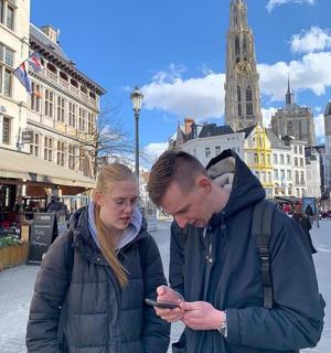 一名男子和一名女子正在看手机