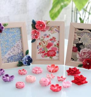 桌子上的相框里有三幅花的图片