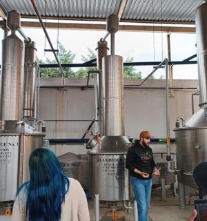 un grup de persones dempeus en una cerveseria