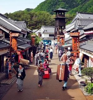 一群人走在有建筑物的街道上