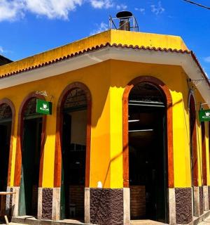 街边的一栋黄色建筑