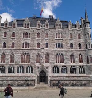 一座大楼，前面有人走动