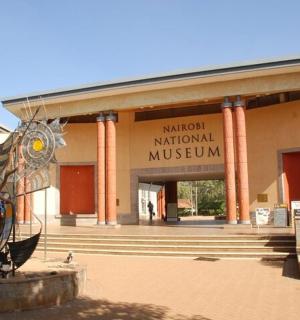 一座建筑物前有雕像的博物馆