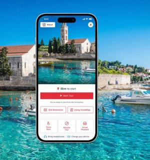 mobilní telefon fotí řeku s loděmi