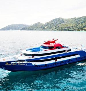 水中一艘蓝白色的船