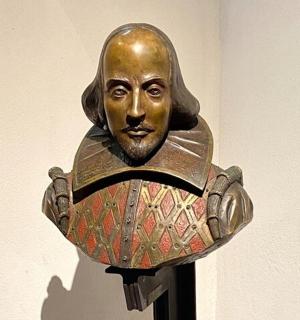 墙上有一尊身穿盔甲的男人的雕像