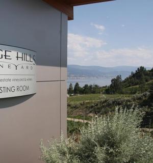 湖景建筑侧面的标志