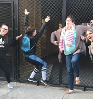 一群人跳向栅栏