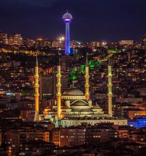 une vue d'une ville la nuit avec une tour