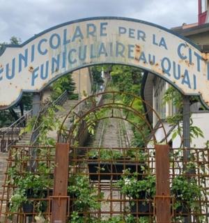 cedule na boku budovy