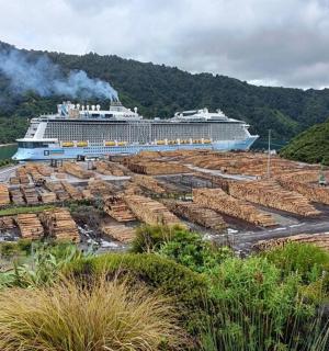 停靠在码头的游轮