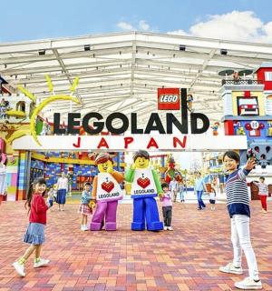 一群孩子站在游乐园前