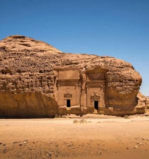 沙漠中央的一块大石头