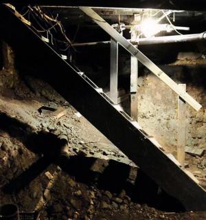 建筑物中滑板的影子