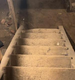 肮脏房间里的一组混凝土楼梯