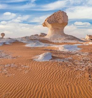 poušť se skalním útvarem v poušti