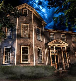 ein großes Backsteingebäude mit einem großen Fenster
