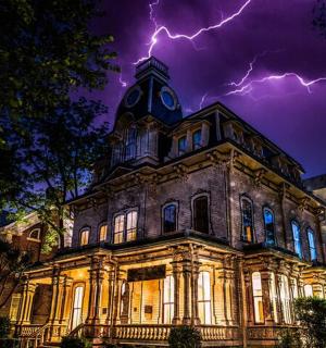 带有闪电的建筑物图像