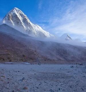 山谷中间的一座白雪皑皑的山峰