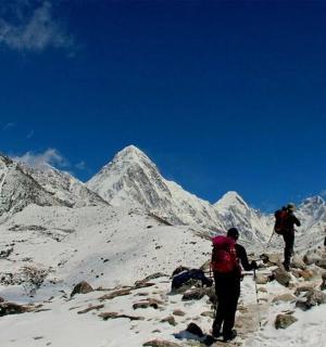 一群人正在爬一座白雪皑皑的山