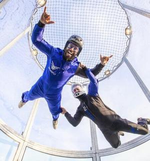 两名男子在网前跳跃