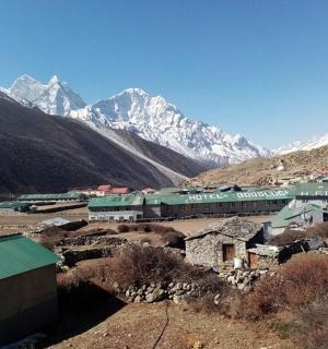 火车穿过以群山为背景的山村