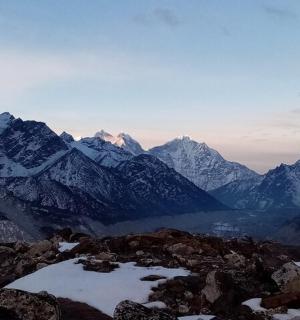 远处有白雪覆盖的山脉