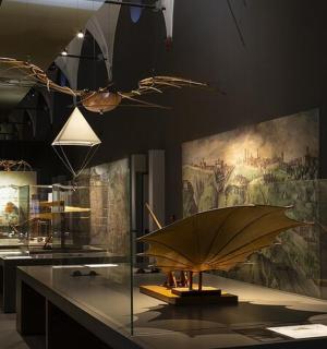 博物馆里的展品，柜台上放着一把雨伞