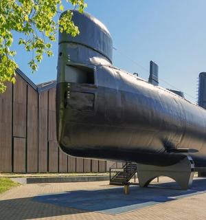 bir binanın önünde sergilenen bir uçak