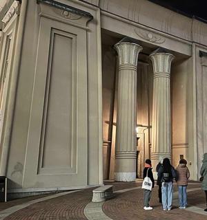 一群人站在一栋建筑物前