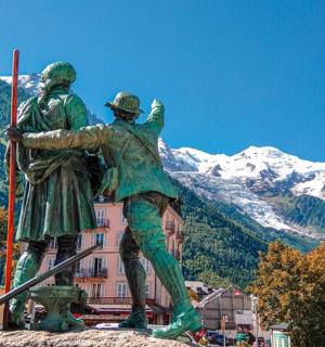 山前两人拿着滑雪板的雕像